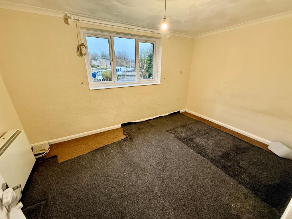 Lot: 131 - TWO-BEDROOM FLAT FOR IMPROVEMENT - Bedroom
